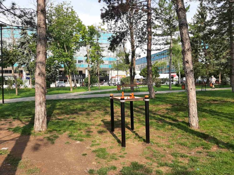 Mese de tenis, mese de șah și armwrestling-uri instalate în spațiile publice din Chișinău