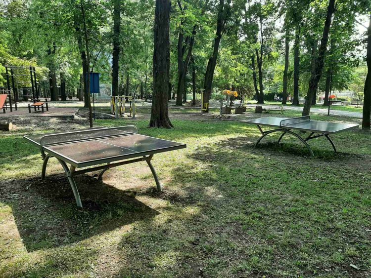 Mese de tenis, mese de șah și armwrestling-uri instalate în spațiile publice din Chișinău
