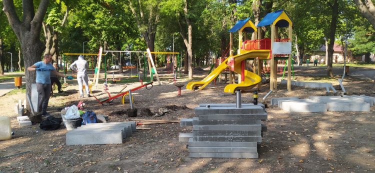 Amenajare a fundației la terenul de joacă din scuarul "Răzeșilor"