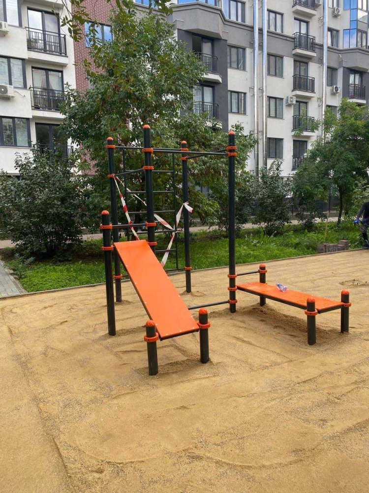 Amenajare a unui teren de fitnees/workout în preajma mai multor blocuri de locuit din strada Albișoara