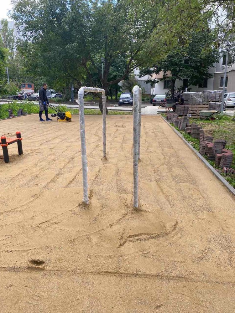 Amenajare a unui teren de fitnees/workout în preajma mai multor blocuri de locuit din strada Albișoara
