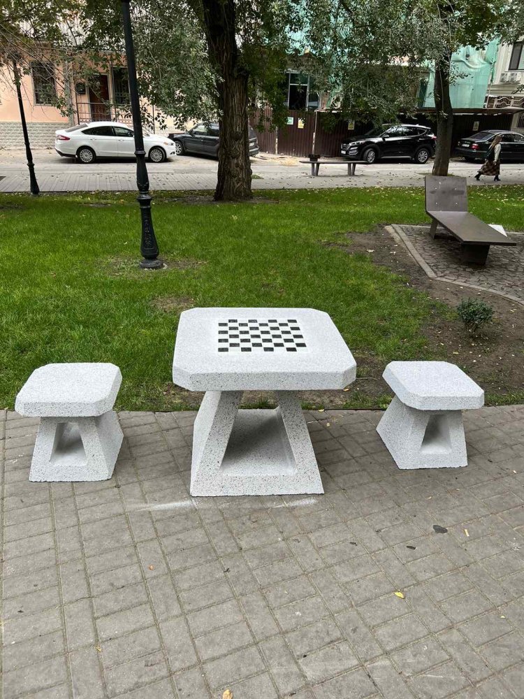 Mese de șah instalate în spațiile publice!