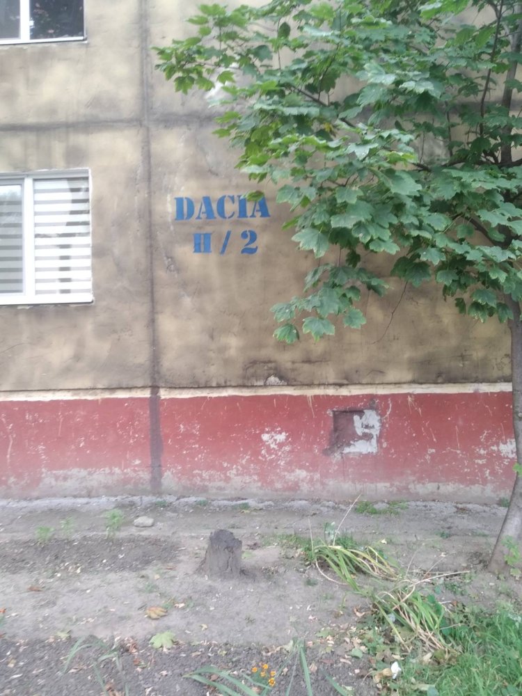 Inscripții de adrese pe blocurile locative din capitală