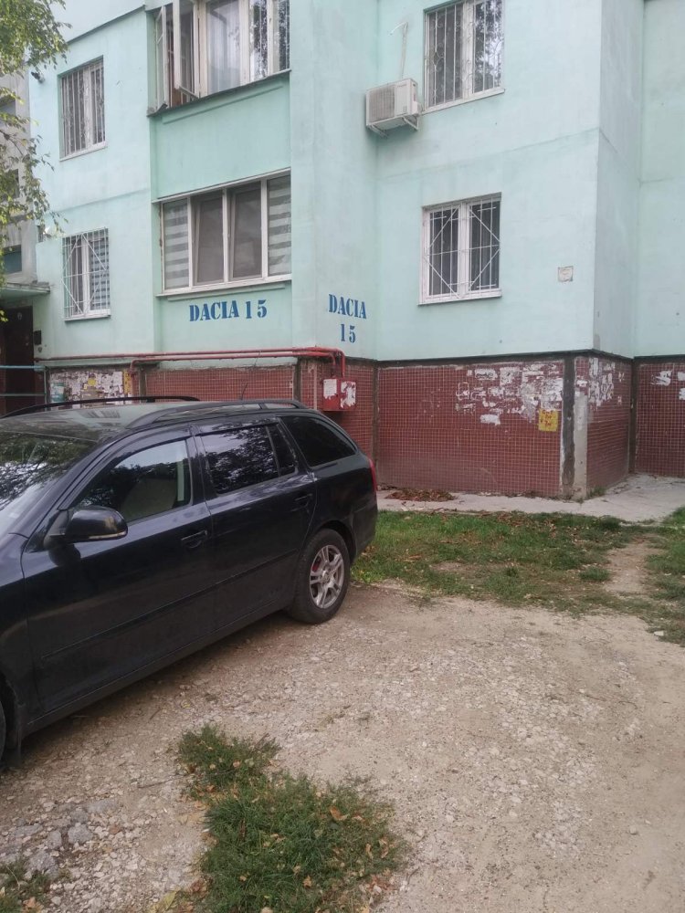 Inscripții de adrese pe blocurile locative din capitală