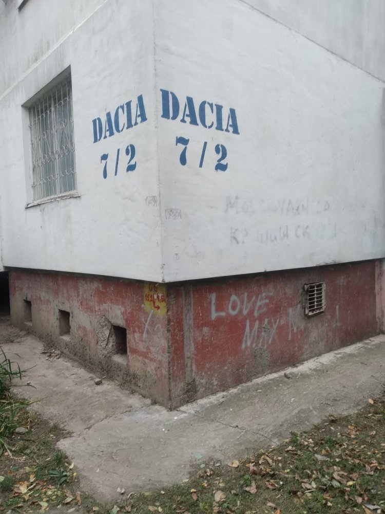 Inscripții de adrese pe blocurile locative din capitală
