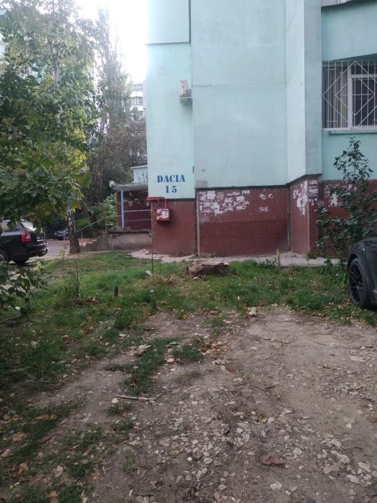 Inscripții de adrese pe blocurile locative din capitală