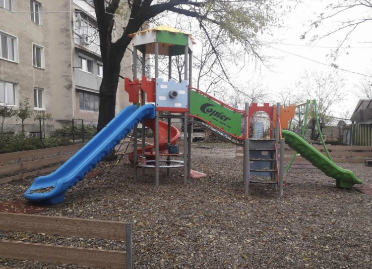 Continuă amenajarea terenurilor de joacă în curțile de bloc