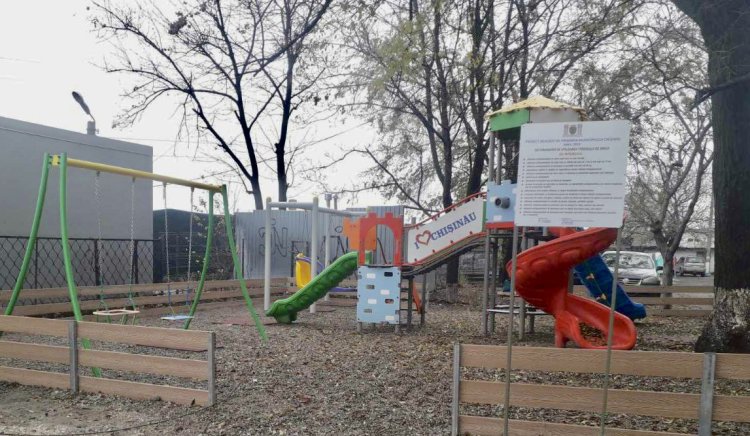 Continuă amenajarea terenurilor de joacă în curțile de bloc