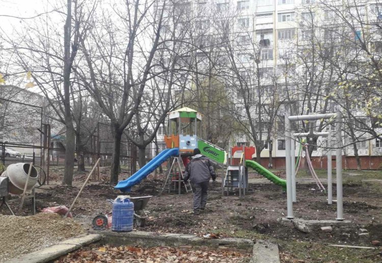 Continuă amenajarea terenurilor de joacă în curțile de bloc