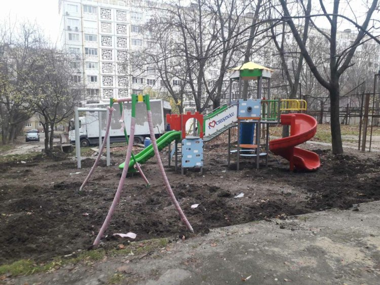 Continuă amenajarea terenurilor de joacă în curțile de bloc
