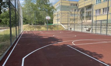 Un nou teren de baschet amenjat în curtea unui liceu din capitală