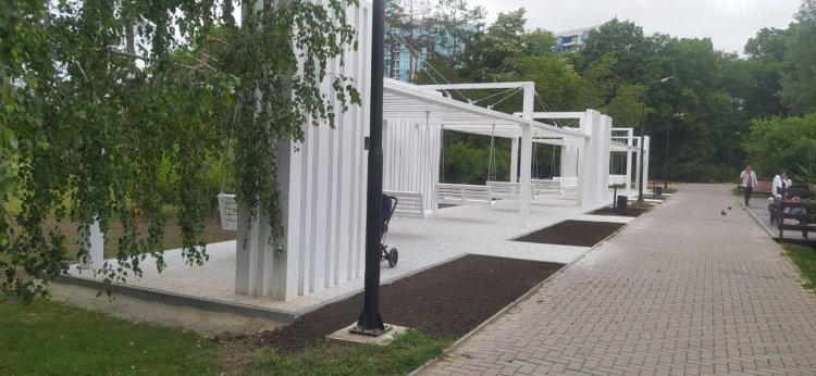 Leagăne, două terenuri de joacă pentru copii și un teren de fitness și workout în parcul "Dendrariu"