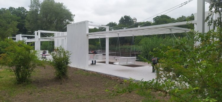 Leagăne, două terenuri de joacă pentru copii și un teren de fitness și workout în parcul "Dendrariu"
