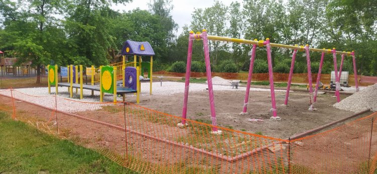 Leagăne, două terenuri de joacă pentru copii și un teren de fitness și workout în parcul "Dendrariu"