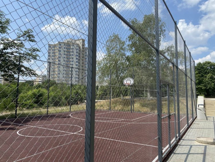 Un nou teren de baschet amenjat în curtea unui liceu din capitală