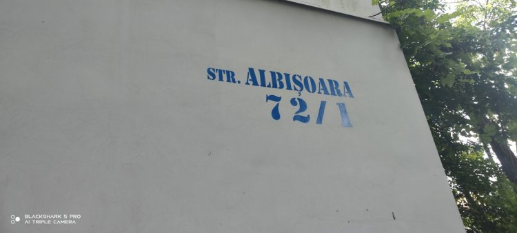 Continuă lucrările de marcare a adreselor pe blocurile locative