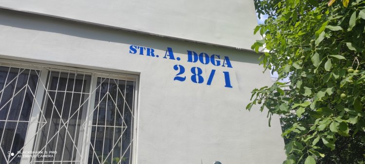 Continuă lucrările de marcare a adreselor pe blocurile locative