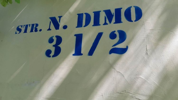 Continuă lucrările de marcare a adreselor pe blocurile locative