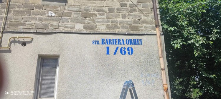 Continuă lucrările de marcare a adreselor pe blocurile locative